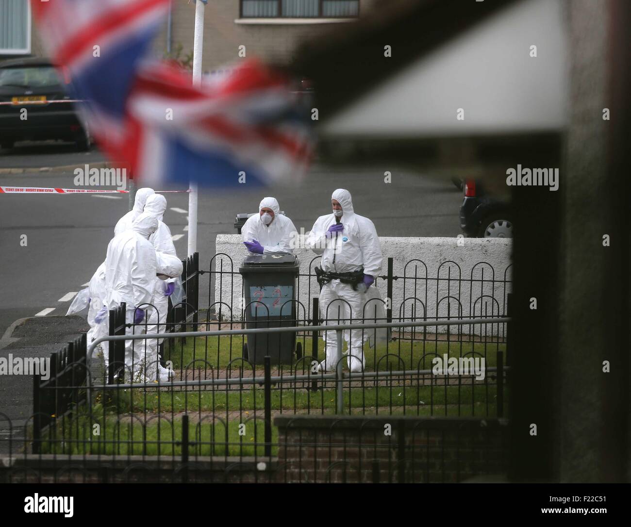 Ahoghill, Co. Antrim, Nordirland. 10. September 2015. Polizei und Forensik an der Szene eines doppelten Rohrbombe Angriffs in Brookefield Gärten, Ahoghill. Zwei Geräte explodierte über Nacht schädigende Eigenschaft. Einwohner aus der Gegend wurden evakuiert. untersucht den Vorfall weiter. PIC Steven McAuley/McAuley Multimedia/Alamy Live News Stockfoto