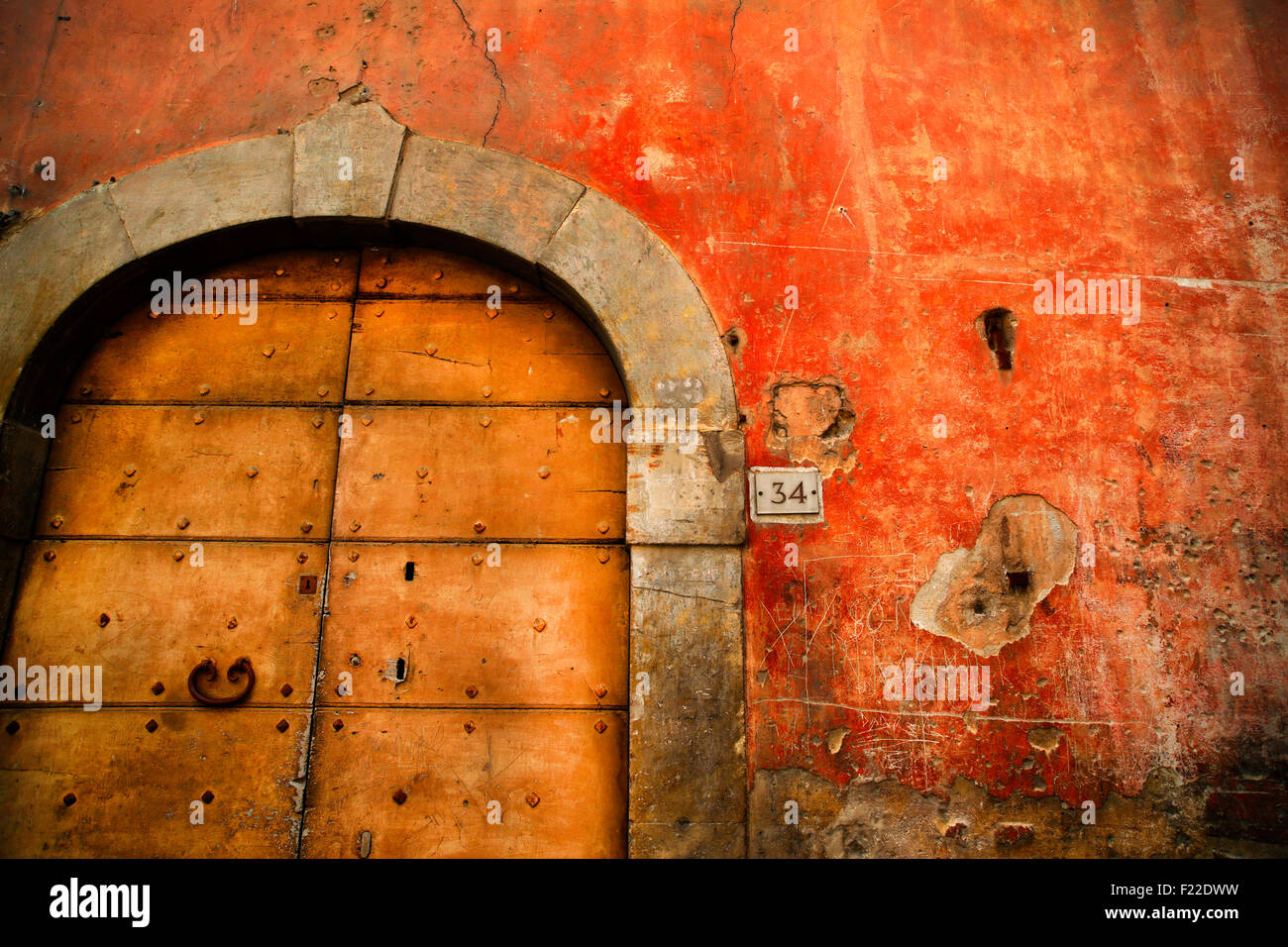 Tür in einem alten Gebäude im Fontecchio in Abruzzen, Italien. Stockfoto