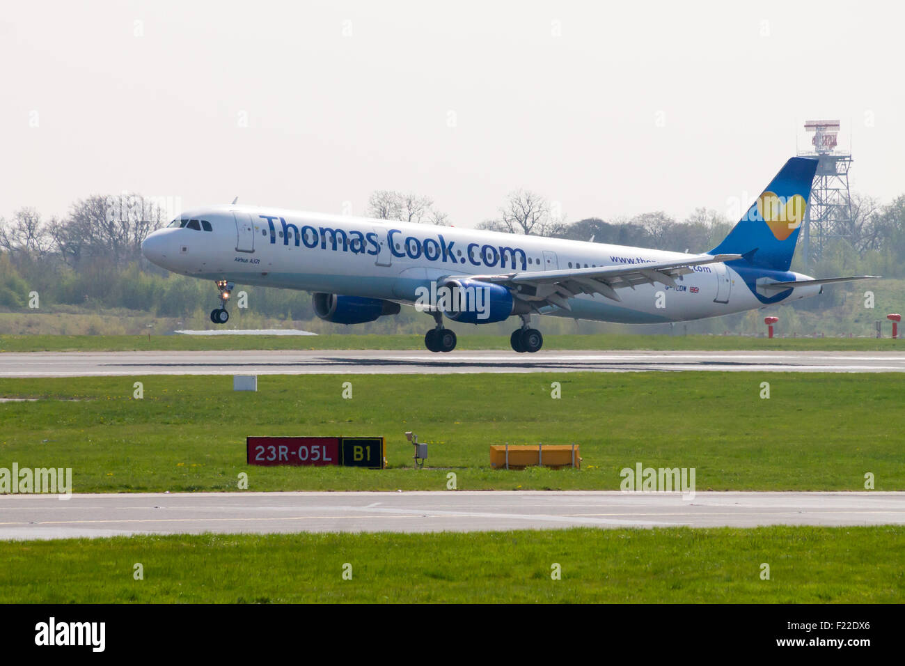 Thomas Cook Airbus A321 Flugzeug Landung auf der Landebahn des Flughafens von Manchester. Stockfoto