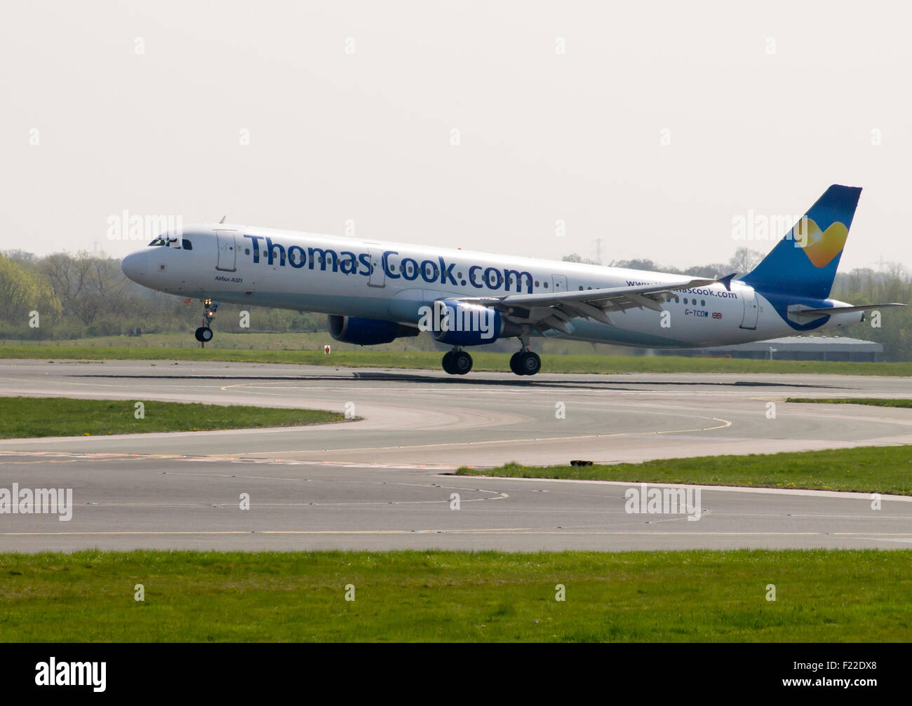 Thomas Cook Airbus A321 Flugzeug Landung auf der Landebahn des Flughafens von Manchester. Stockfoto