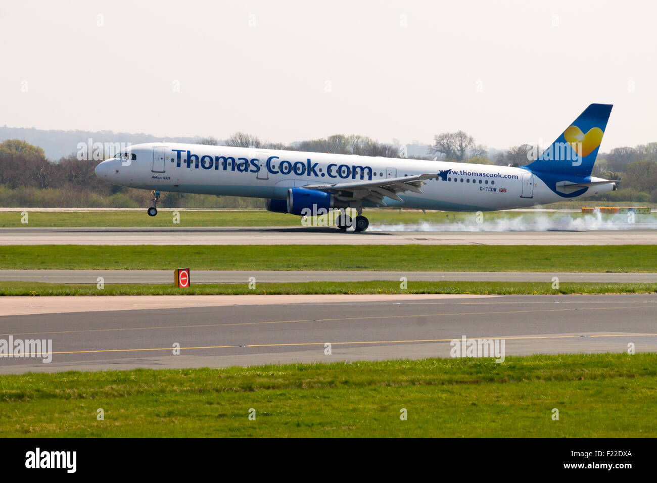 Thomas Cook Airbus A321 Flugzeug Landung auf der Landebahn des Flughafens von Manchester. Stockfoto