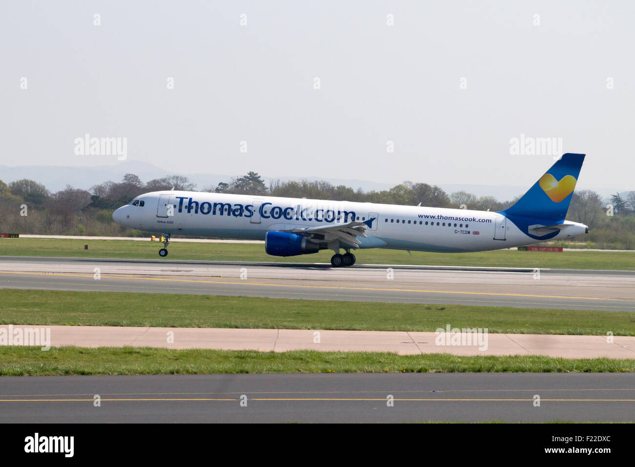 Thomas Cook Airbus A321 Flugzeug Landung auf der Landebahn des Flughafens von Manchester. Stockfoto