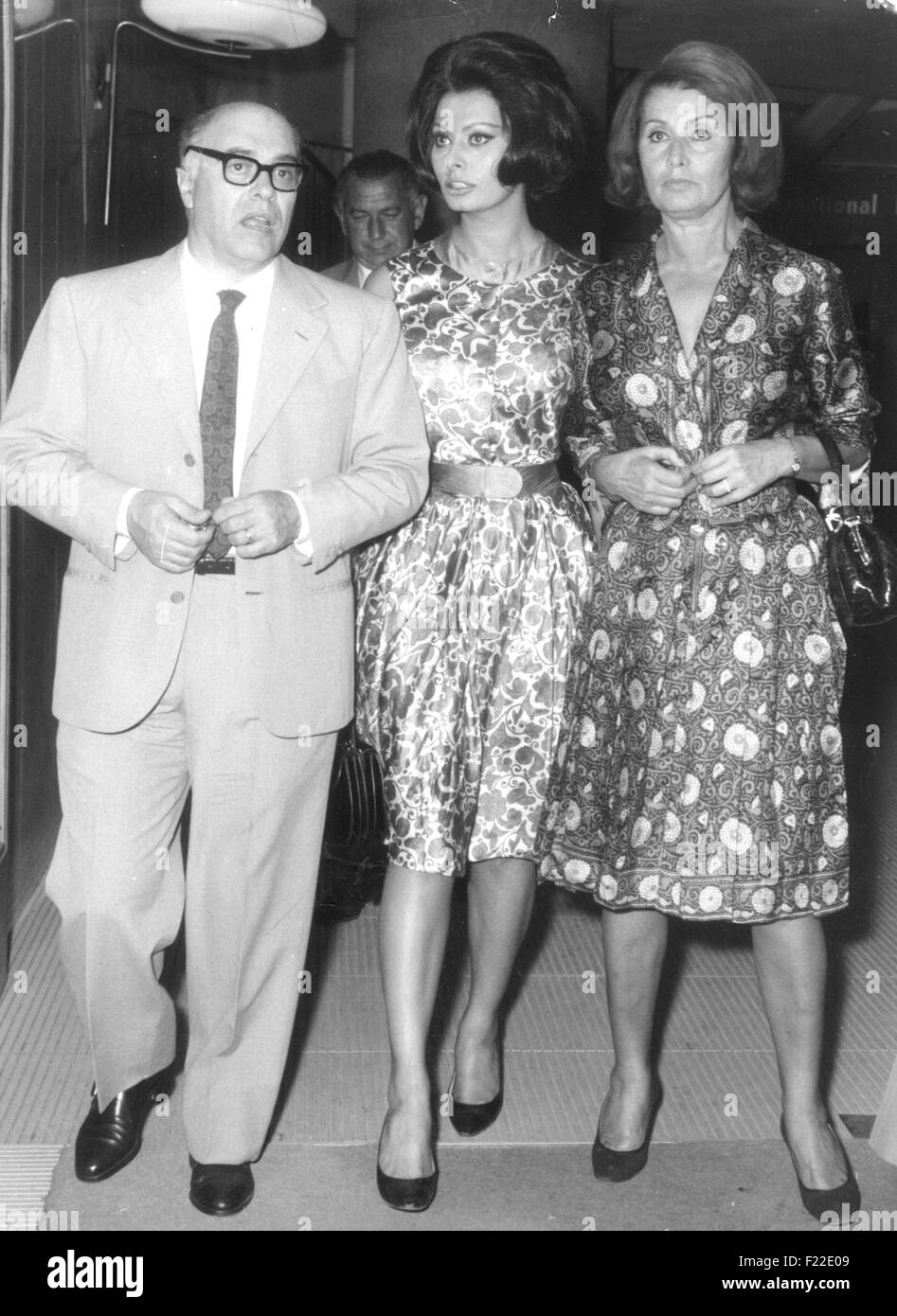 SOPHIA LOREN mit Ehemann Carlo Ponti und ihrer Mutter Romilda über 1965 Stockfoto