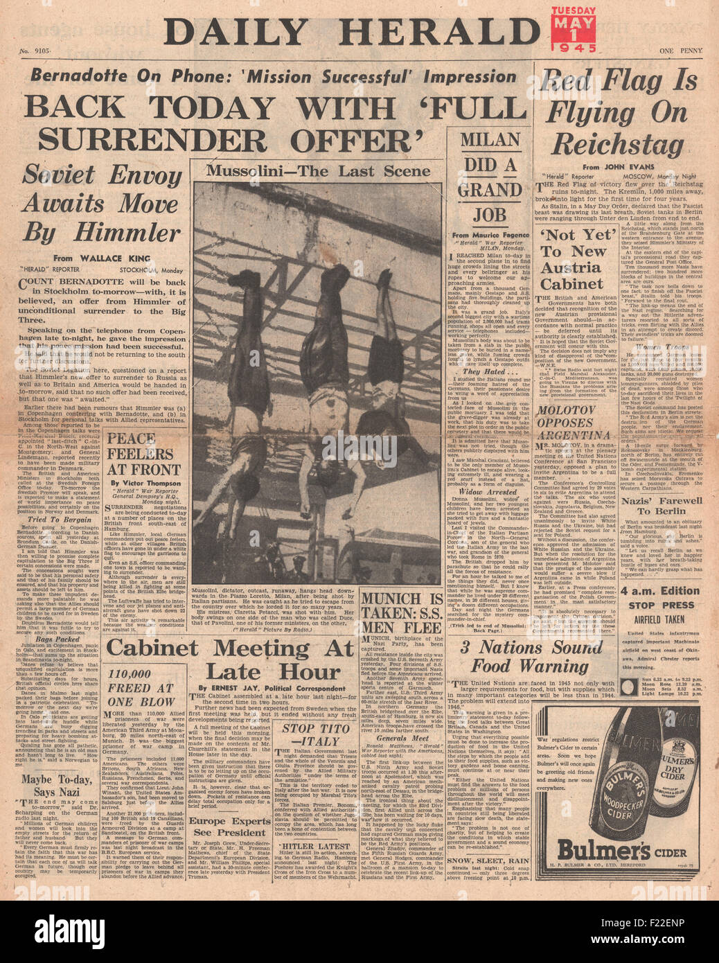 1945 Daily Herald Vorderseite reporting Graf Bernadotte macht Friedensverhandlungen, der Sowjetischen Flagge auf dem Reichstag, und Mussolinis Körper auf Anzeige in Mailand Stockfoto