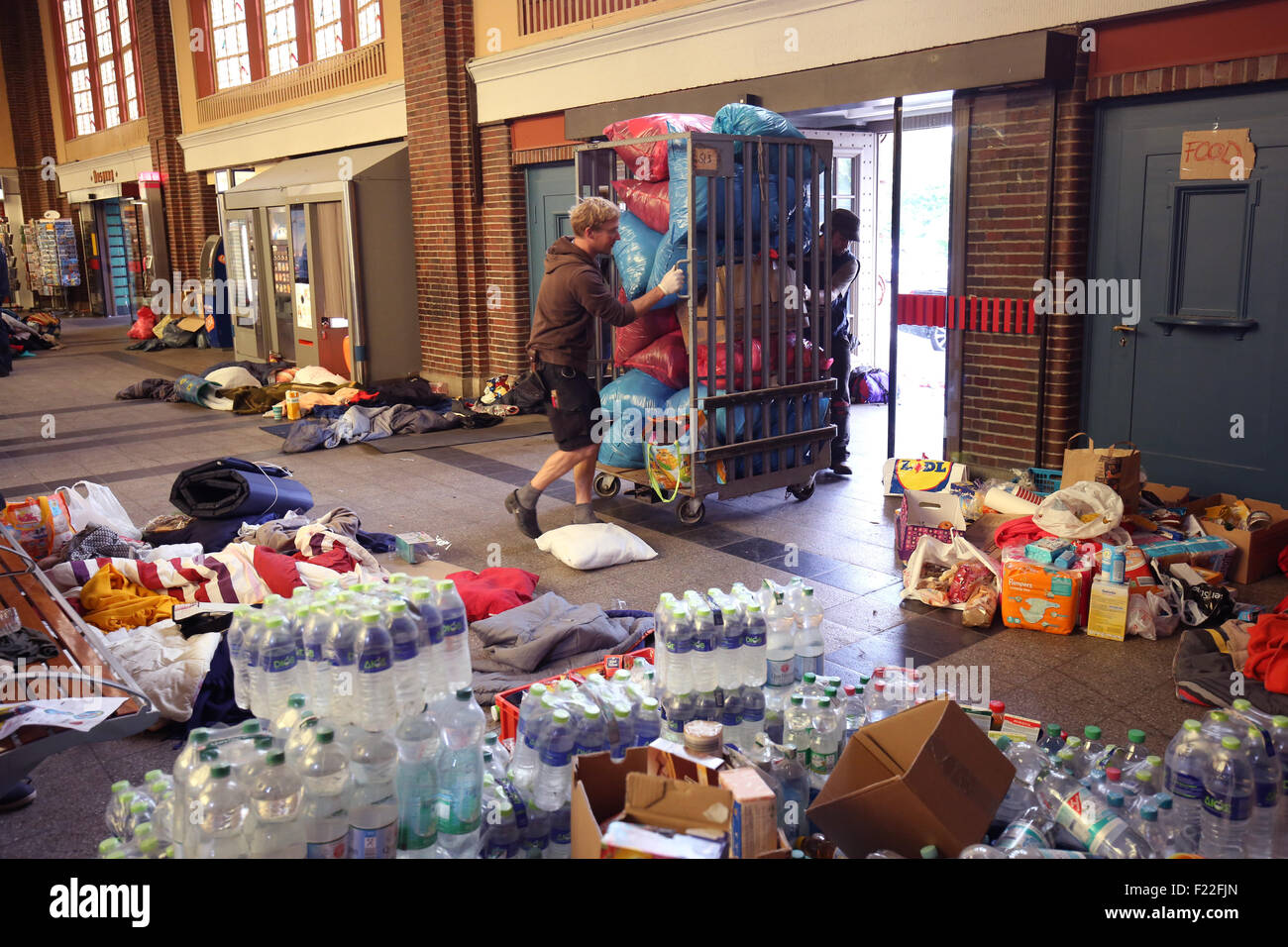 Helfer sammeln Spenden für Flüchtlinge laden sie in einem Abstellraum am Bahnhof in Flensburg, Deutschland, 10. September 2015.  Ein erster Zug mit Flüchtlingen verlassen am Morgen, Donnerstag, 10. September, von Flensburg nach Dänemark. Etwa 100 Migranten verbrachte die Nacht in der Flensburger Bahnhof. Dänemark würde internationalen Bahnverkehr nach Deutschland am 10. September die dänischen Eisenbahn-Gesellschaft DSB am Tag sagte nach der Züge wurden in einem Versuch, sich mit einem Zustrom von Migranten kommen gestoppt, fortzusetzen. Züge zwischen Flensburg in Deutschland und Padborg in Süd-Dänemark fortgesetzt würde, sowie Stockfoto