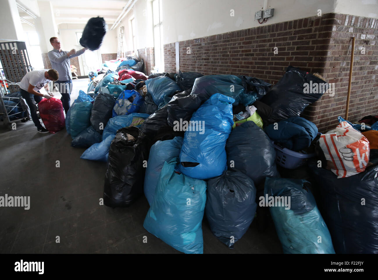 Helfer sammeln Spenden für Flüchtlinge laden sie in einem Abstellraum am Bahnhof in Flensburg, Deutschland, 10. September 2015.  Ein erster Zug mit Flüchtlingen verlassen am Morgen, Donnerstag, 10. September, von Flensburg nach Dänemark. Etwa 100 Migranten verbrachte die Nacht in der Flensburger Bahnhof. Dänemark würde internationalen Bahnverkehr nach Deutschland am 10. September die dänischen Eisenbahn-Gesellschaft DSB am Tag sagte nach der Züge wurden in einem Versuch, sich mit einem Zustrom von Migranten kommen gestoppt, fortzusetzen. Züge zwischen Flensburg in Deutschland und Padborg in Süd-Dänemark fortgesetzt würde, sowie Stockfoto