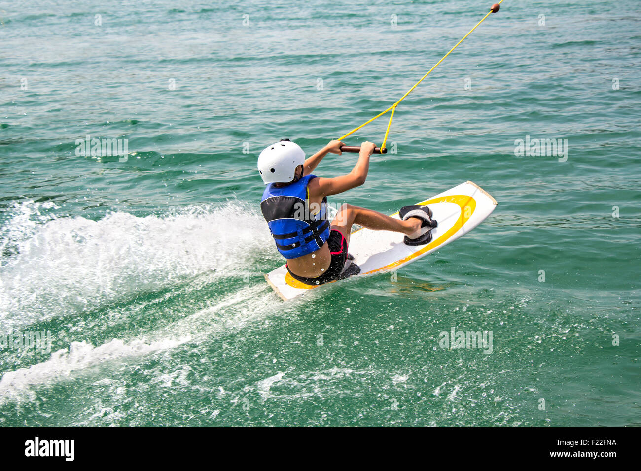 Ein junger Wakeboarder in Aktion auf dem See Stockfoto