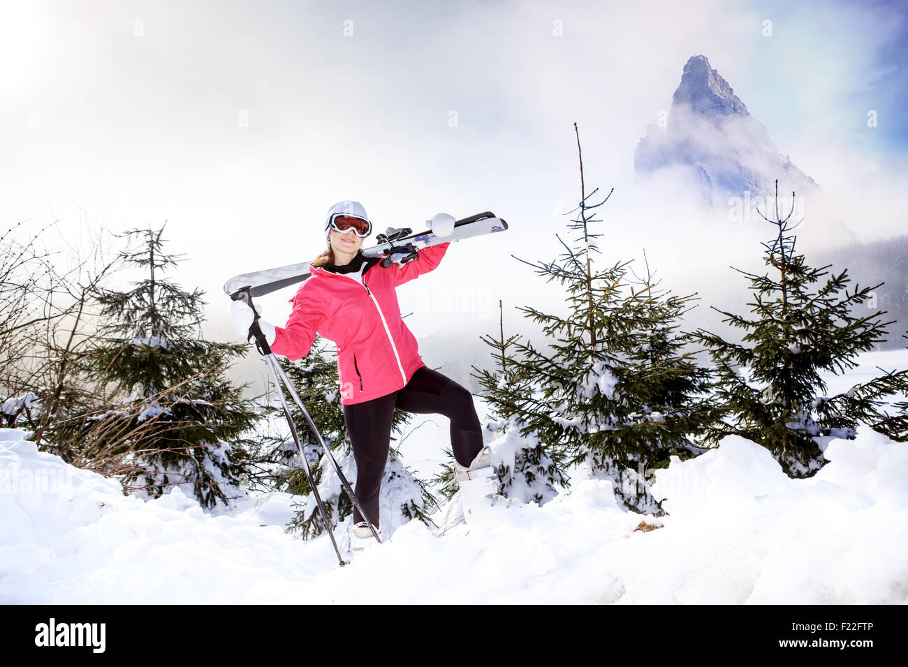 Eine junge Frau beim Skifahren in den Bergen Stockfoto