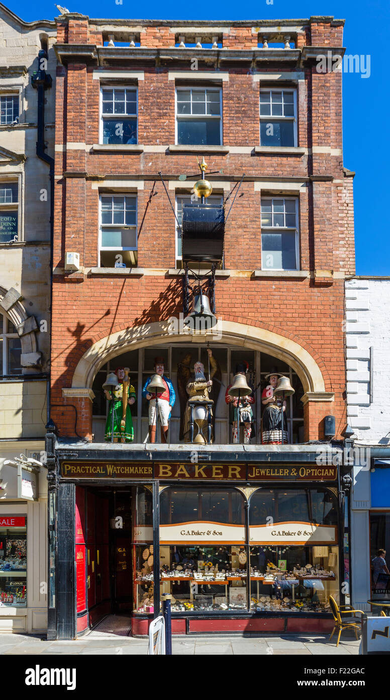 Viktorianische Shops von Juwelier G A Baker und Sohn mit berühmten Baker Clock, Southgate Street, Gloucester, England, UK Stockfoto