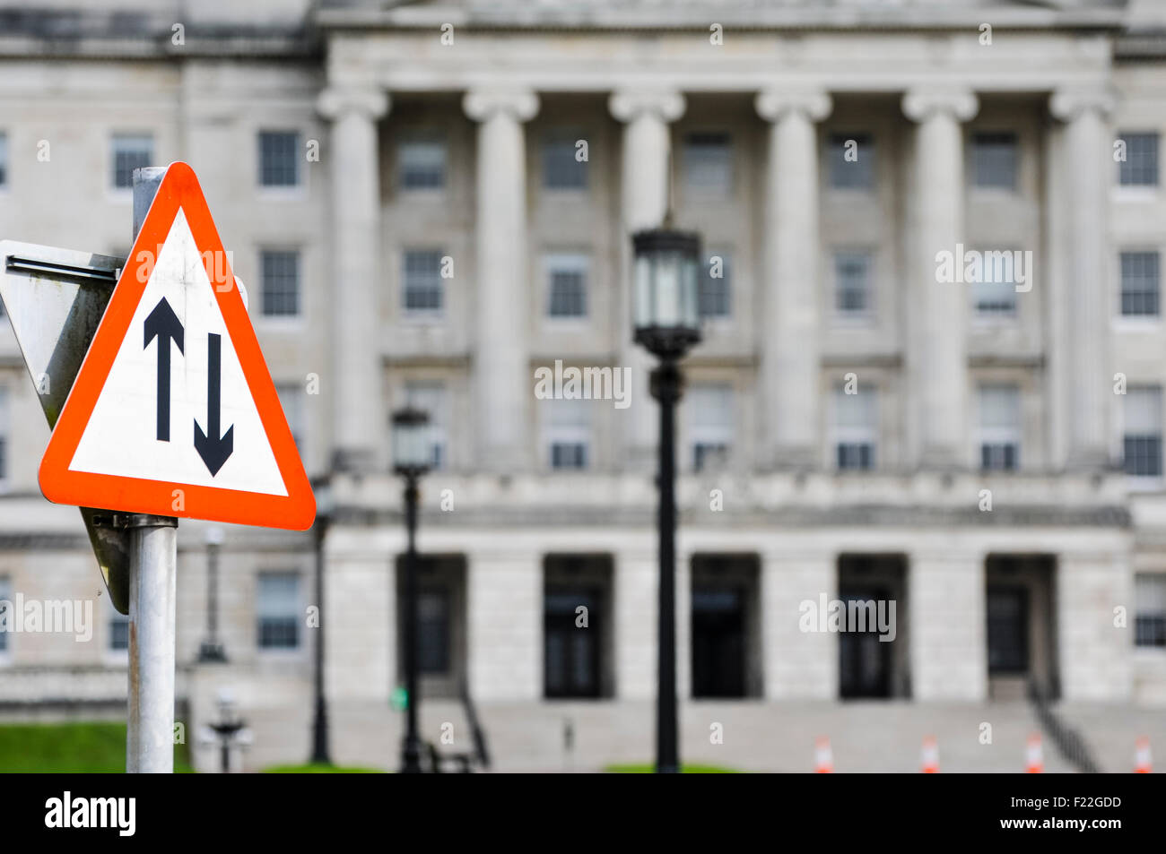 Zwei Weise Verkehr Verkehrszeichen außen Parlamentsgebäude Stormont Estate symbolisiert Verhandlungen und Kompromisse zwischen den politischen Parteien. Stockfoto