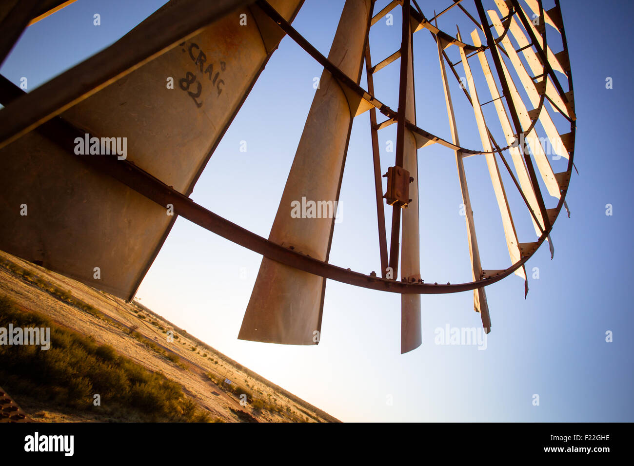 Einer alten stillgelegten Windmühle im Morgengrauen in der Nähe von Gemtree, Northern Territory, Australien Stockfoto