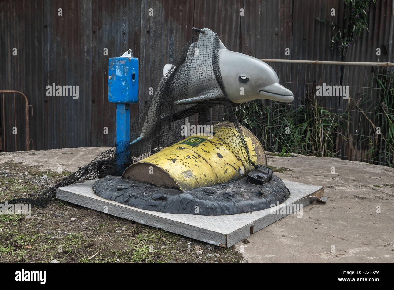 Regensburg, UK-3. September 2015: Überholte Delphin Fahrt mit einer Rohöl-Trommel und ein Thunfisch an Banksys Dismaland net. Stockfoto