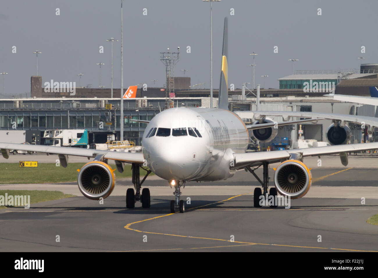 Thomas Cook Airbus A321-Passagierflugzeug des Rollens auf Manchester Airport Taxiway. Stockfoto