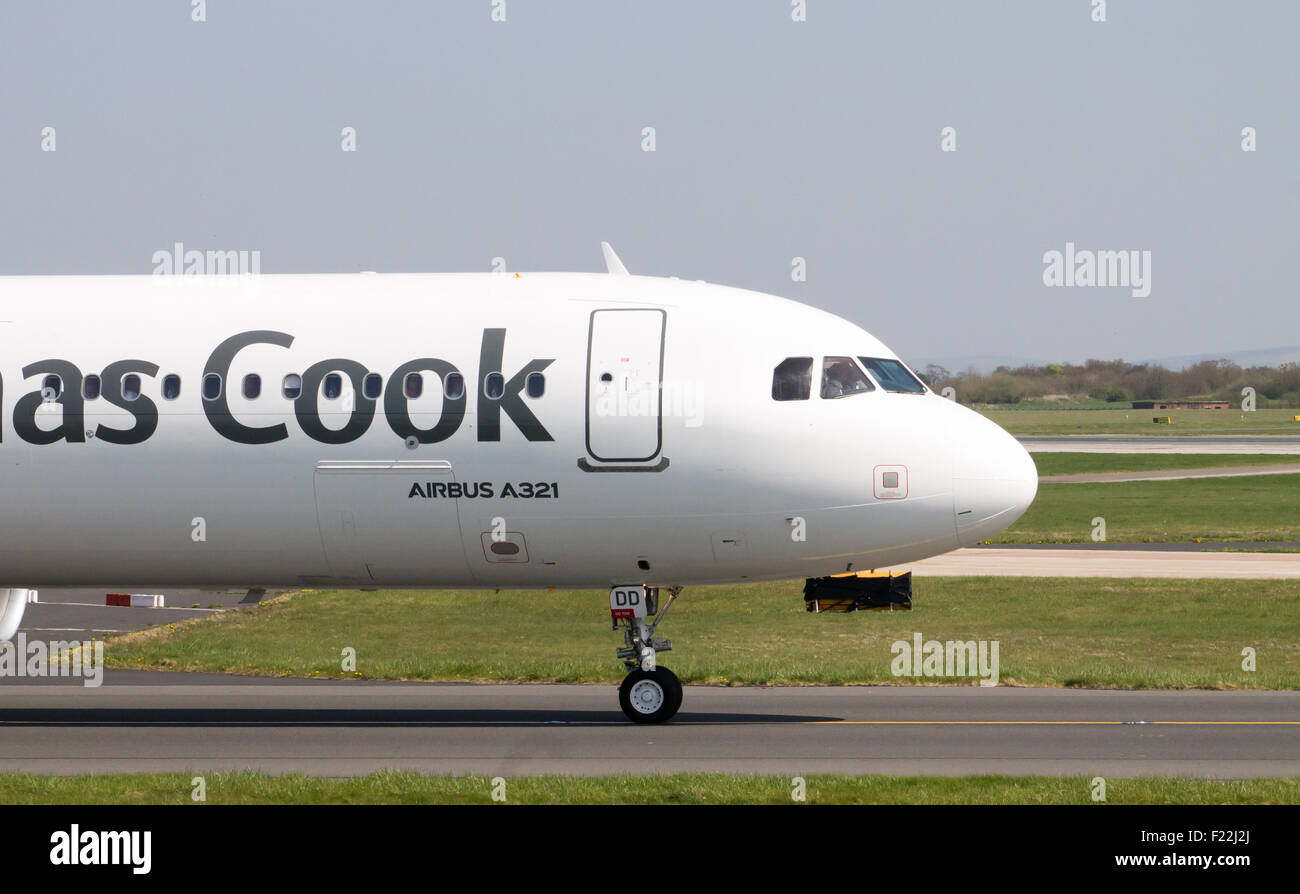 Thomas Cook Airbus A321-Passagierflugzeug des Rollens auf Manchester Airport Taxiway. Stockfoto