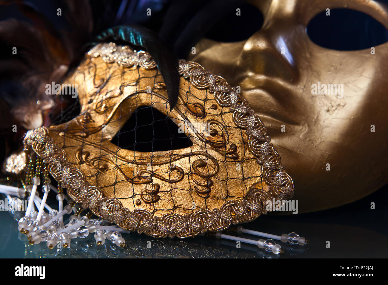 Altgold venezianischen Masken auf einem Glastisch Stockfoto