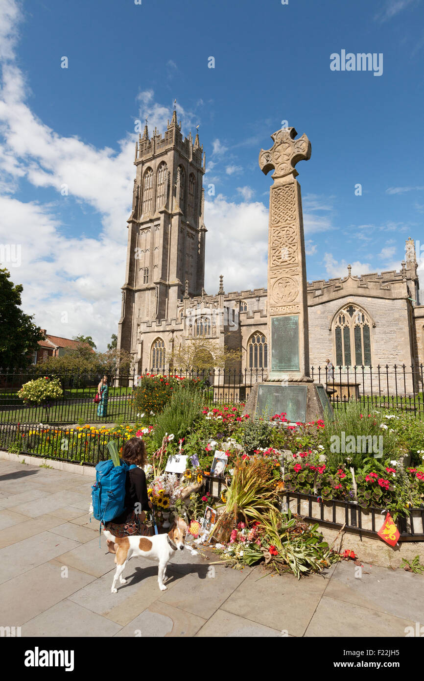 Das Kriegerdenkmal und die Kirche von St. Johannes der Täufer, Stadt Glastonbury, Somerset England UK Stockfoto