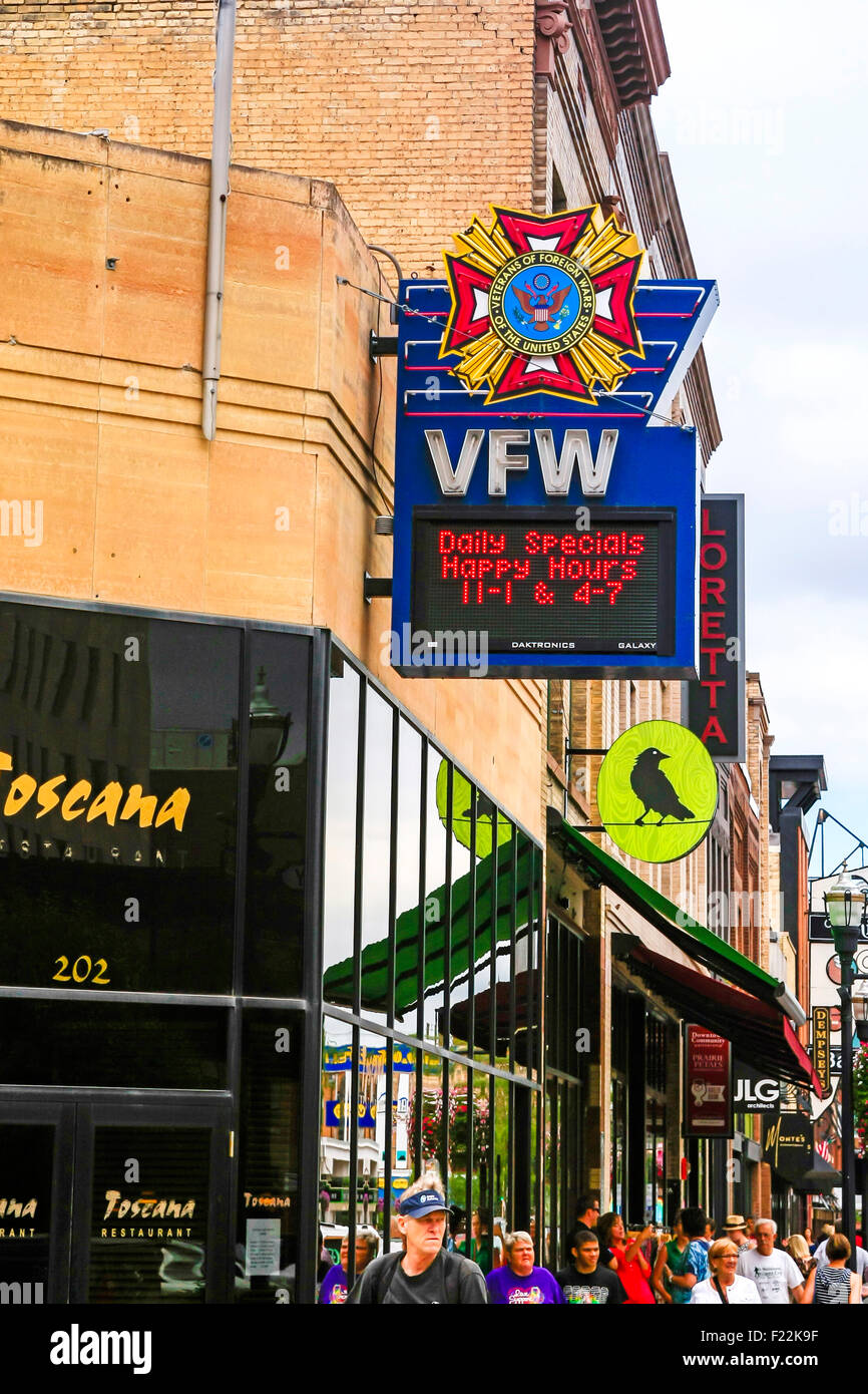 Obenliegende Zeichen wie die VFW auf N. Broadway Dr. in der Innenstadt von Fargo N. Dakota gesehen Stockfoto