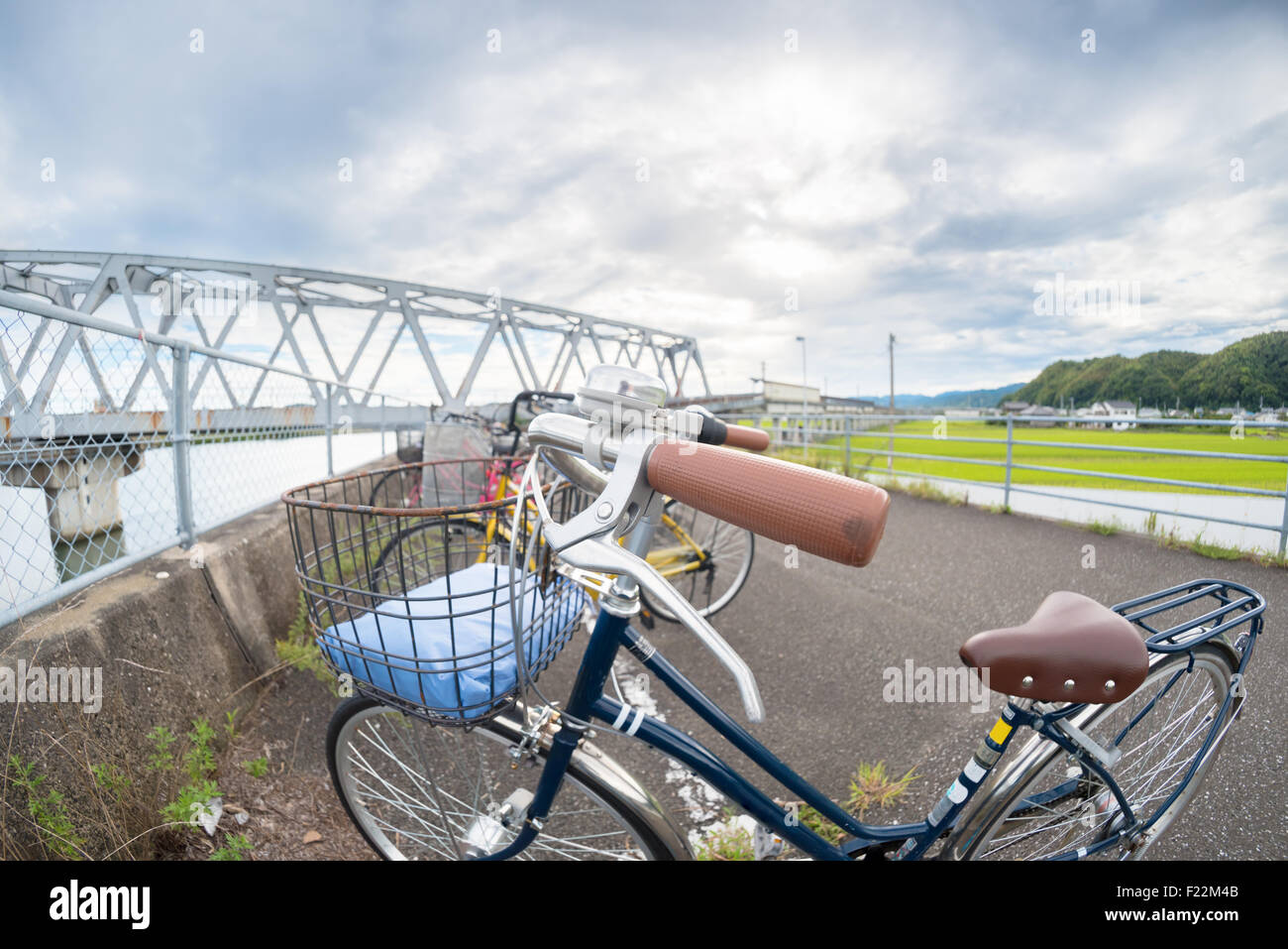 Eine Nahaufnahme fisheye eines Fahrrades mit einer Brücke im Hintergrund. Stockfoto