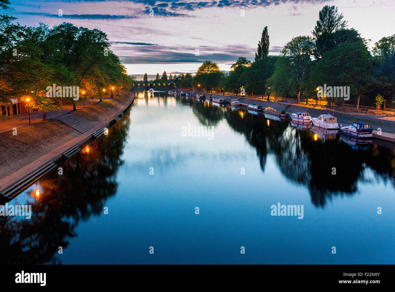 Fluss Ouse, York Stadtzentrum, in der Dämmerung. Stockfoto