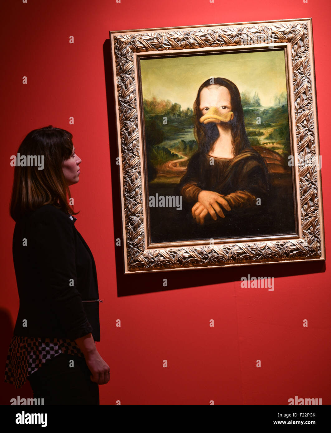 Mannheim, Deutschland. 10. Sep, 2015. Eine Frau steht vor einem Gemälde mit dem Titel "Mona Lisa" in der Ausstellung "Duckomenta" an die Reiss-Engelhorn-Museum in Mannheim, Deutschland, 10. September 2015. Der in Berlin lebende Künstler Gruppe InterDuck konzentriert sich auf die Reinterpretation von berühmter Gemälden mit Ente Schnäbeln. Die Ausstellung setzt auf das Weltkulturen Museum vom 13. September ab. Foto: Uwe Anspach/Dpa/Alamy Live News Stockfoto