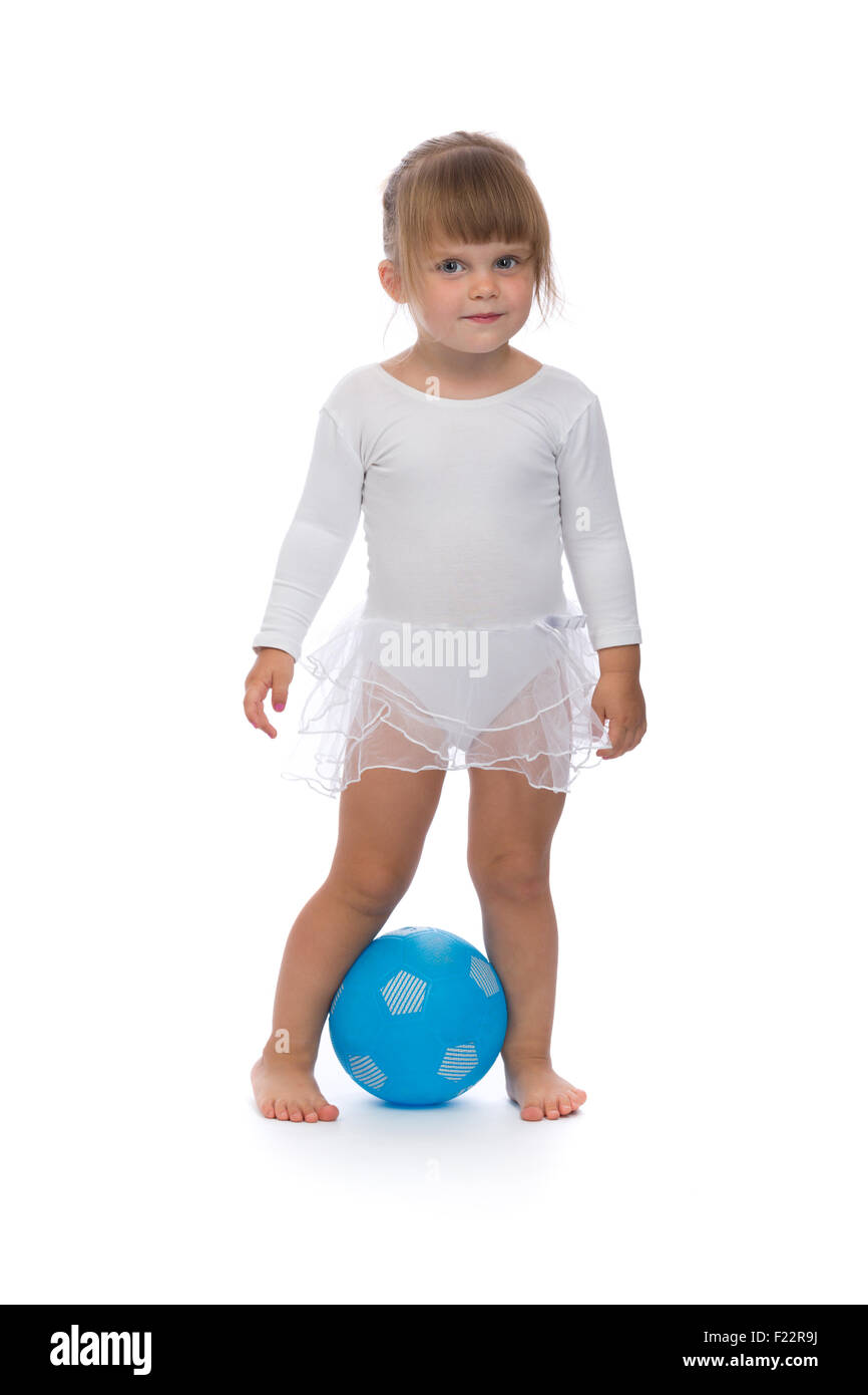 Charmante kleine Ballerina mit einem blauen Ball im Studio. Isolieren Sie auf weiß. Stockfoto