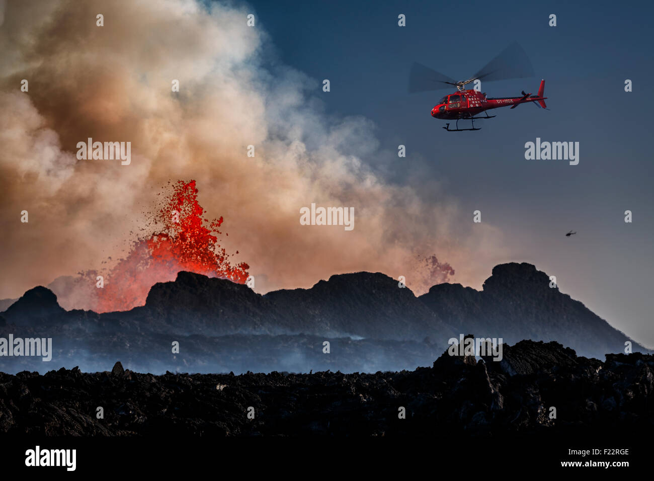 Hubschrauber fliegen über den Vulkanausbruch auf der Holuhruan Riss, Bardarbunga Stockfoto
