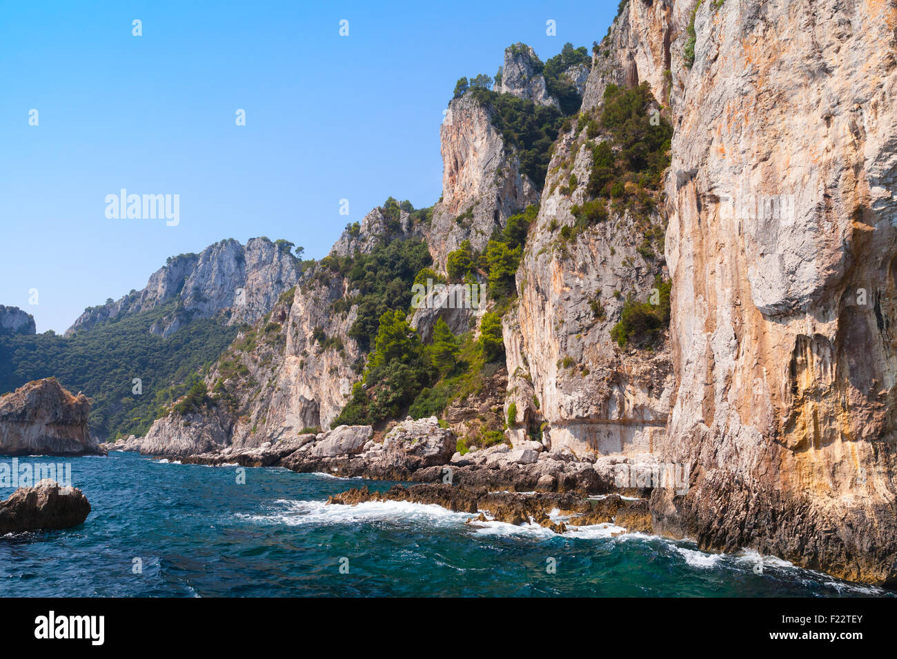 Küstenlandschaft mit Felsen der Insel Capri, Mittelmeerküste, Italien Stockfoto