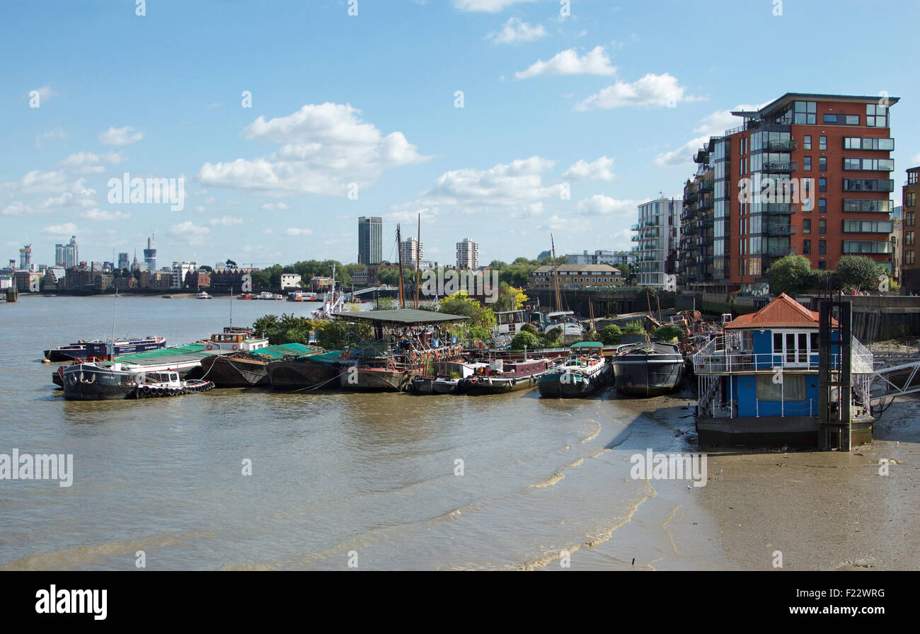 Hausboote auf der Themse in Bermondsey, in der Nähe von Tower Bridge, London, England Stockfoto