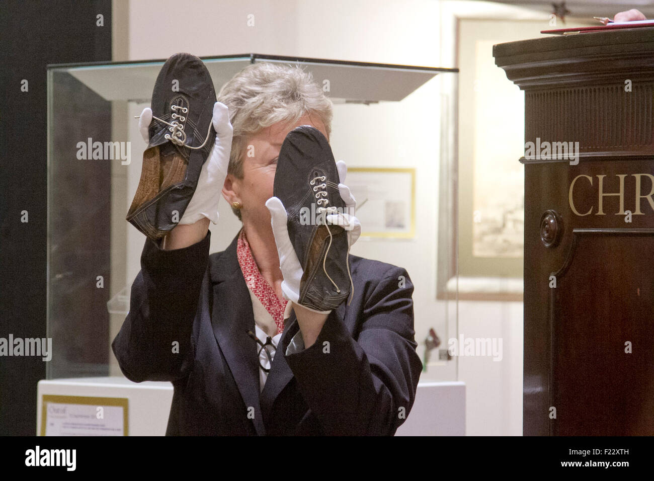 London UK. 10. September 2015. Ein paar Laufschuhe aus schwarzem Leder von Roger Bannister getragen, als er die 4 Meilen Rekord brach im Auktionshaus Christies verkauft wurden, für £266.500 Credit: Amer Ghazzal/Alamy Live-Nachrichten Stockfoto