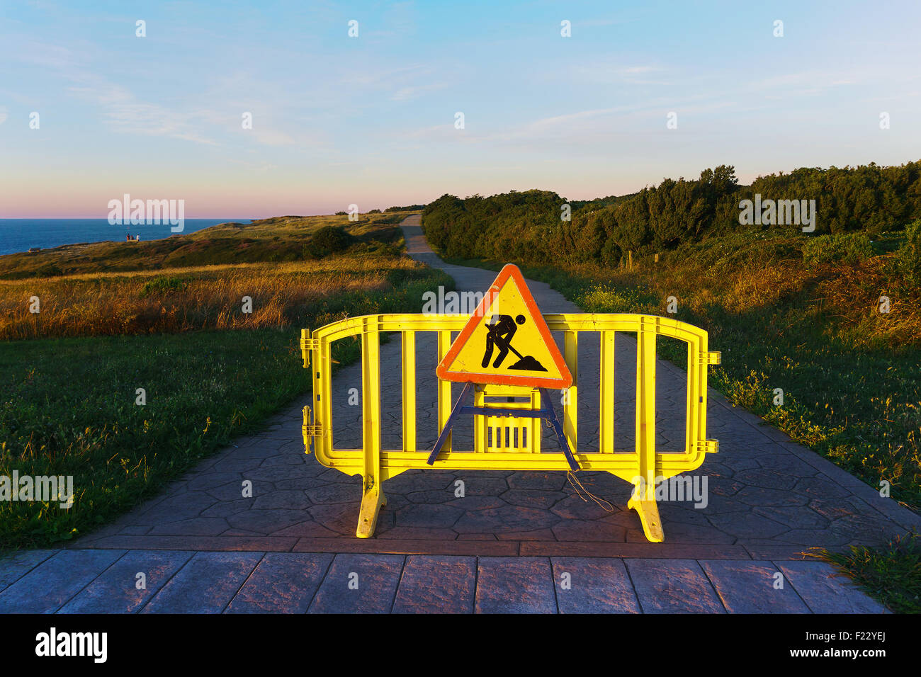 unfertige Erzeugnisse Zeichen am Weg Stockfoto