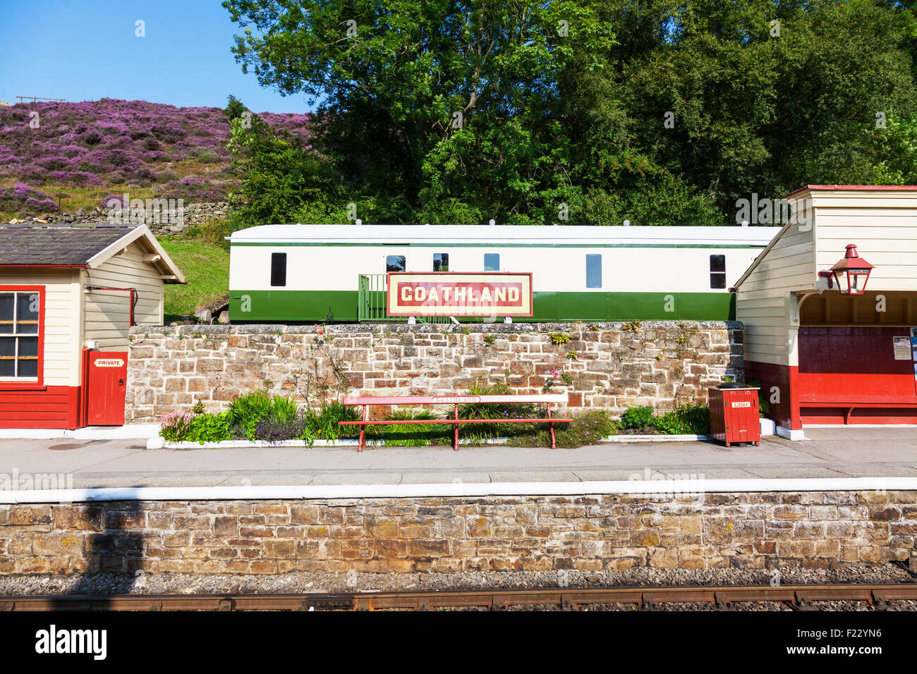 Goathland Dorf Bahn Linie Namensschild auf dem Zug Plattform Wagen im Hintergrund North Yorkshire UK Stockfoto