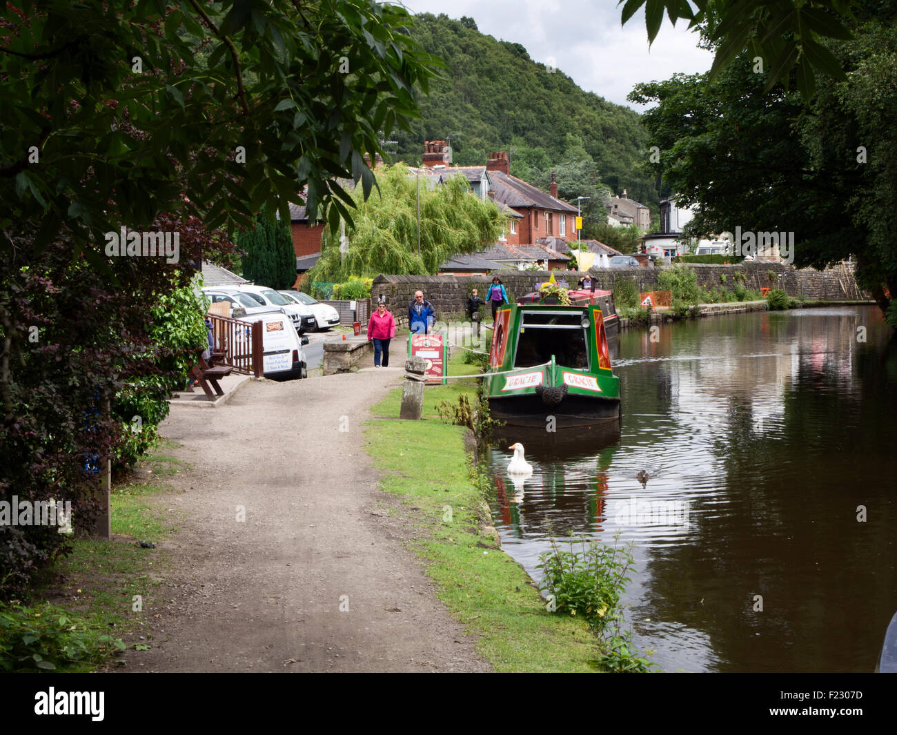 Menschen zu Fuß auf dem Treidelpfad am Rochdale Kanal auf Stubbing Wharf Hebden Bridge West Yorkshire England Stockfoto