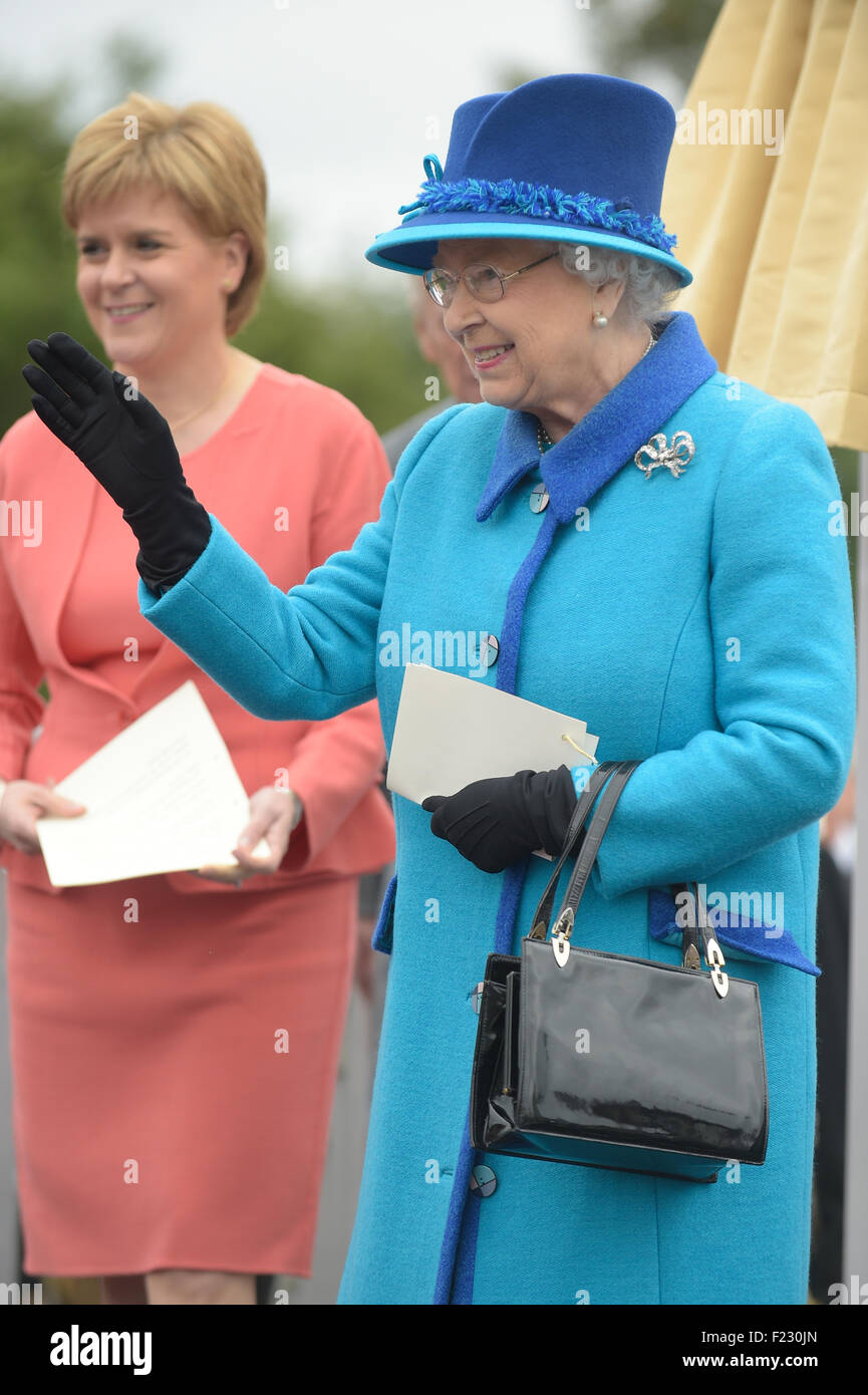 Königin Elizabeth II, ihre Majestät die Königin mit Schottlands erster Minister Nicola Sturgeon. Stockfoto
