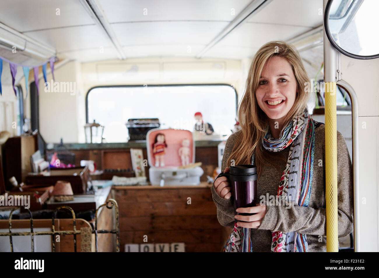 Eine Frau im Bus in einem Vintage-Shop auf einem Flohmarkt, umgeben von Vintage-Objekte umgewandelt. Stockfoto