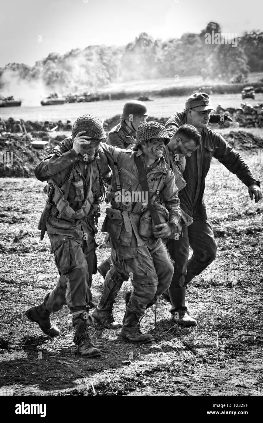 Verletzten Weltkrieg 11 Soldaten laufen für Cover auf dem Schlachtfeld Stockfoto