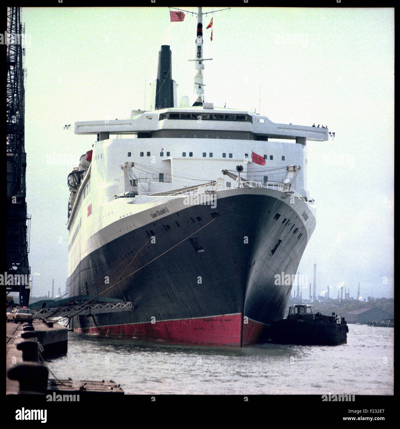 AJAXNETPHOTO. MAI 1982. SOUTHAMPTON, ENGLAND.  MAI 1982. - TRUPPENTRANSPORTER - CUNARD LINER QE2 ERFÄHRT ÜBEREILTE KONVERTIERUNG IN SOUTHAMPTON, VOR DEN FALKLAND-INSELN IN RICHTUNG.  FOTO: JONATHAN EASTLAND/AJAX.  REF: HDD LIN QE 82 CN8 Stockfoto