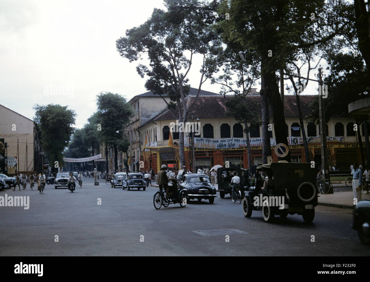 AJAXNETPHOTO - MITTE DER 1950ER JAHRE. SAIGON, SÜDVIETNAM. -STRAßENSZENE IN DER STADT; RUE CATINAT UND ECKE PLATZ FRANCIS GARNIER. FOTO: JEAN CORRE/AJAX REF: NAM 091504 1 JC COLL Stockfoto