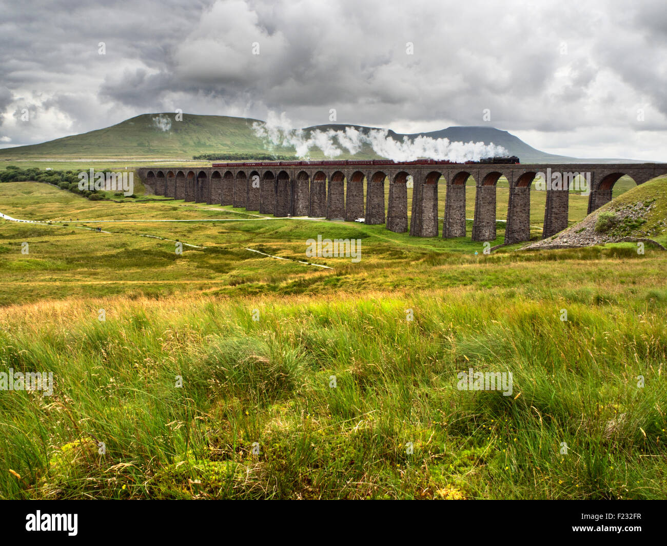 Dampfzug, die Überquerung der Ribblehead-Viadukt in der Yorkshire Dales England Stockfoto