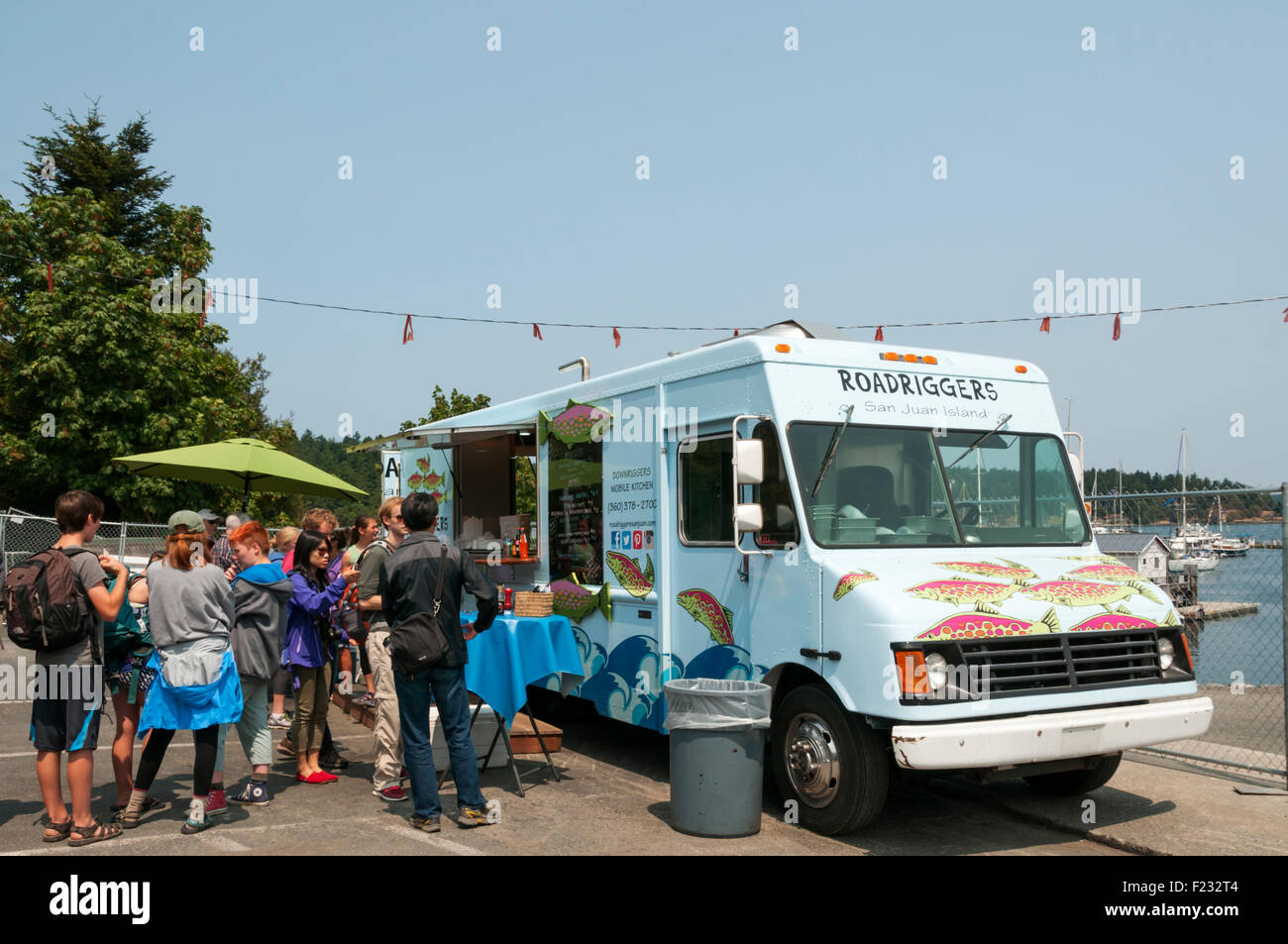 Die Leute an der Roadriggers-Fast-Food-van in Friday Harbor, San Juan Island, Washington. Stockfoto
