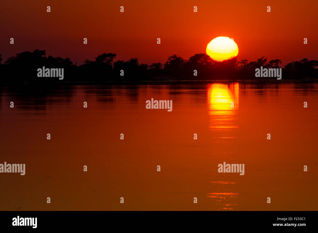 Sonnenaufgang über dem Sambesi-Fluss in der Kalizo lodge Stockfoto