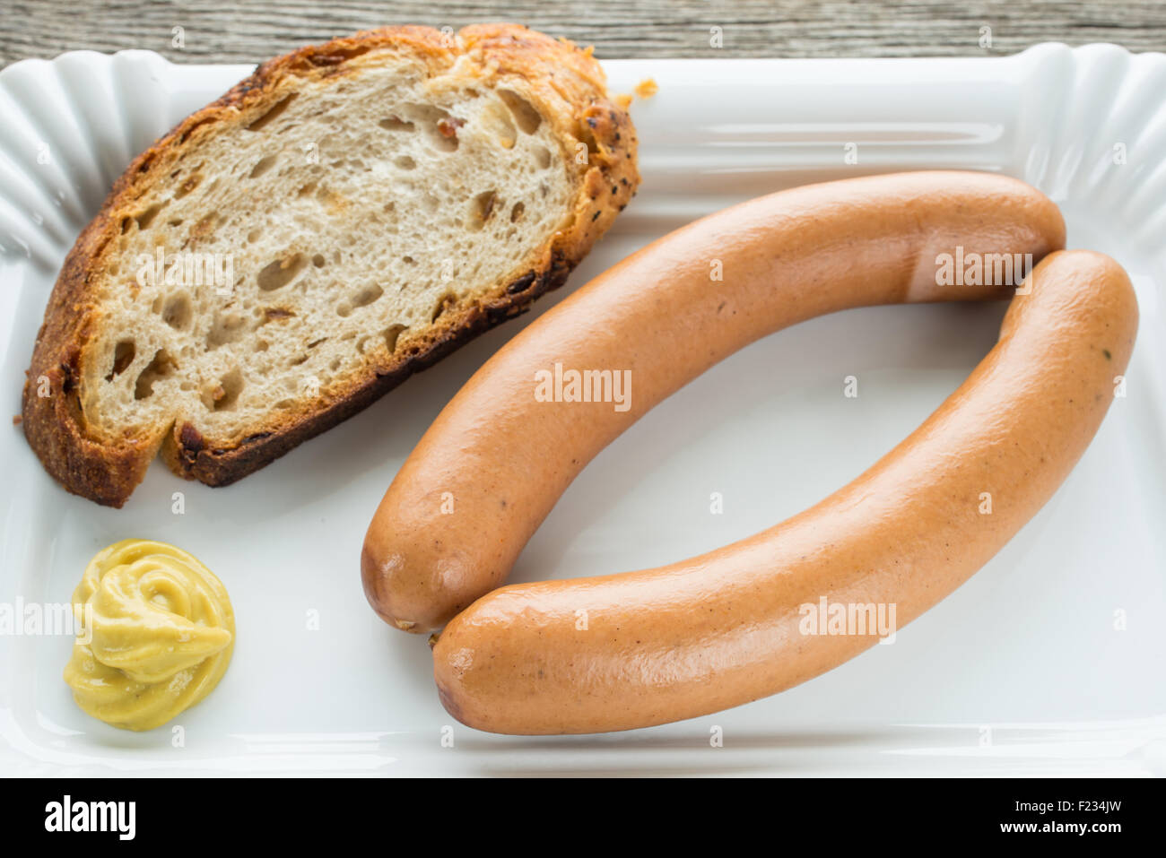Frankfurter Würstchen mit Senf und Brot hautnah Stockfotografie - Alamy