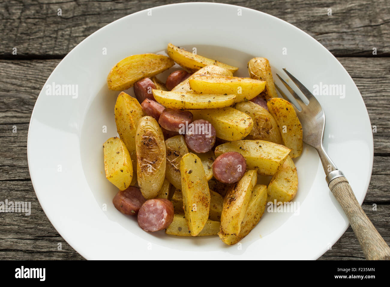 Draufsicht gebratene gewürzte Kartoffeln auf einem Teller Stockfoto