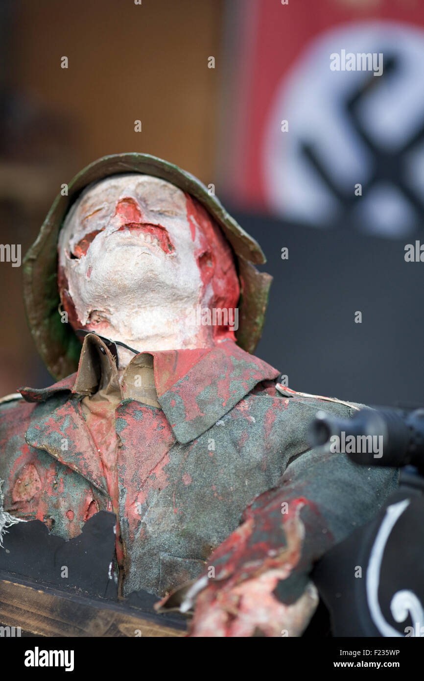 Verletzte deutsche Mannequin vor einer Nazi-Hakenkreuz-Flagge Stockfoto