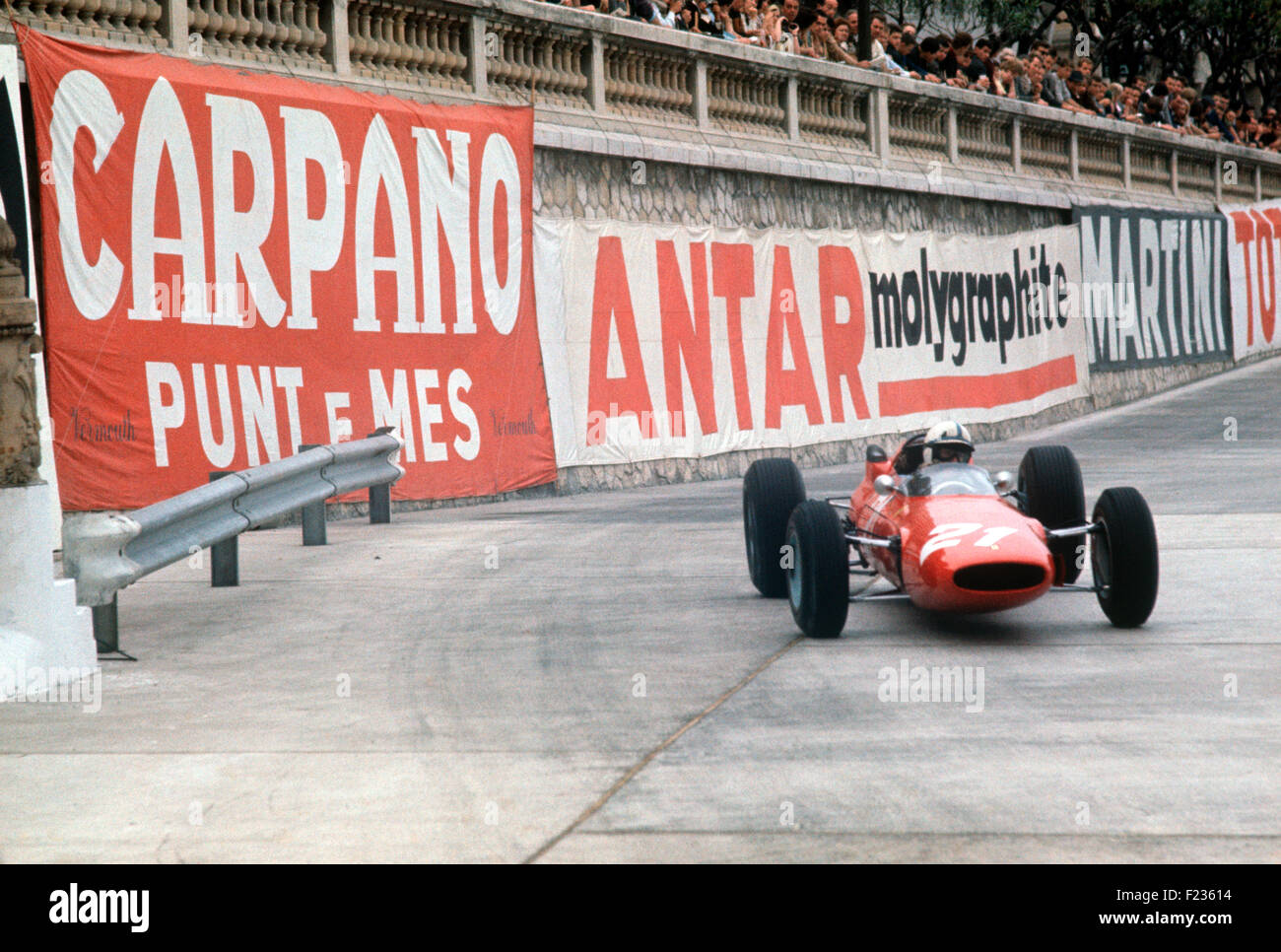 No. 21 John Surtees Ferrari 158 V8 in Tabac Ecke, Monaco GP 10 kann 1964 Stockfoto