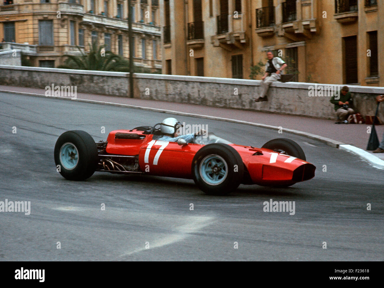 Nr. 17 John Surtees in seinem Ferrari in der Gaswerke Haarnadel, Monaco GP, 30 kann 1965 Stockfoto