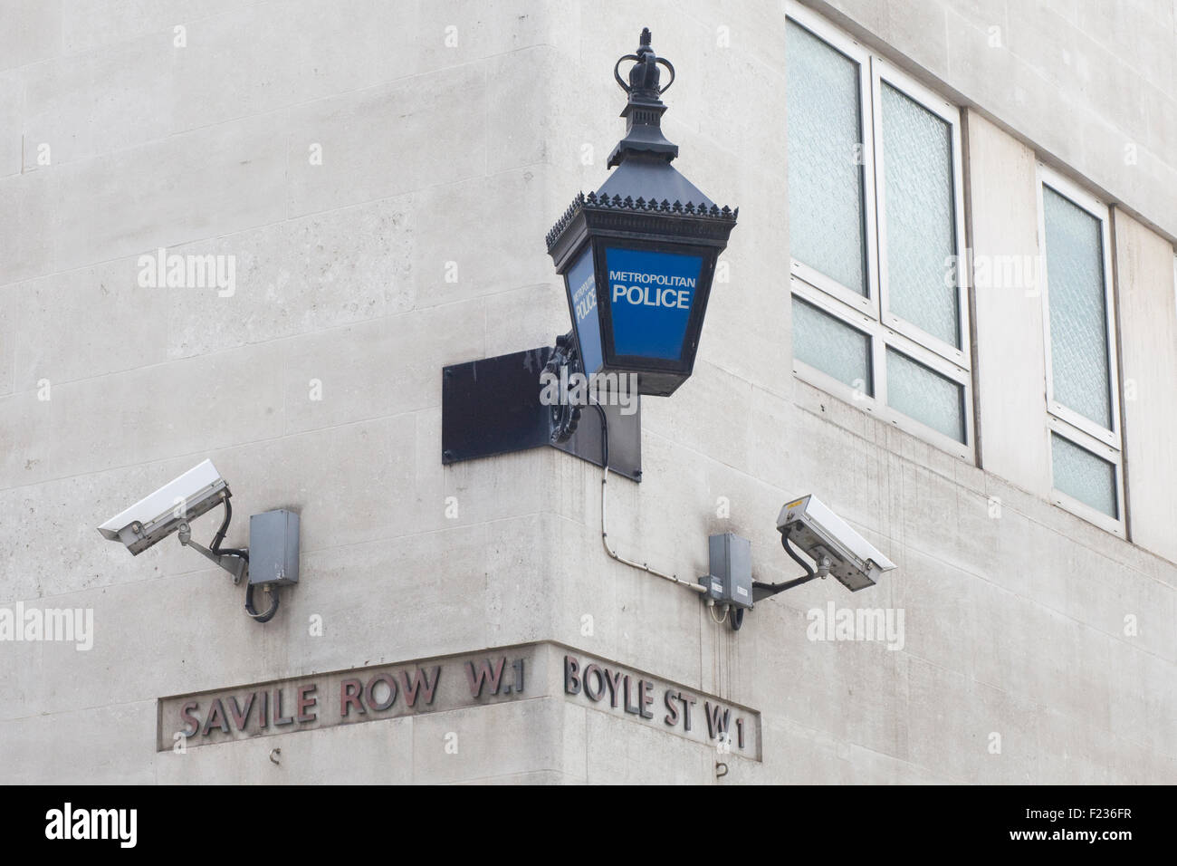 Polizei blau Lampe mit Überwachungskameras an der Ecke der Savile Row und Boyle St London Stockfoto