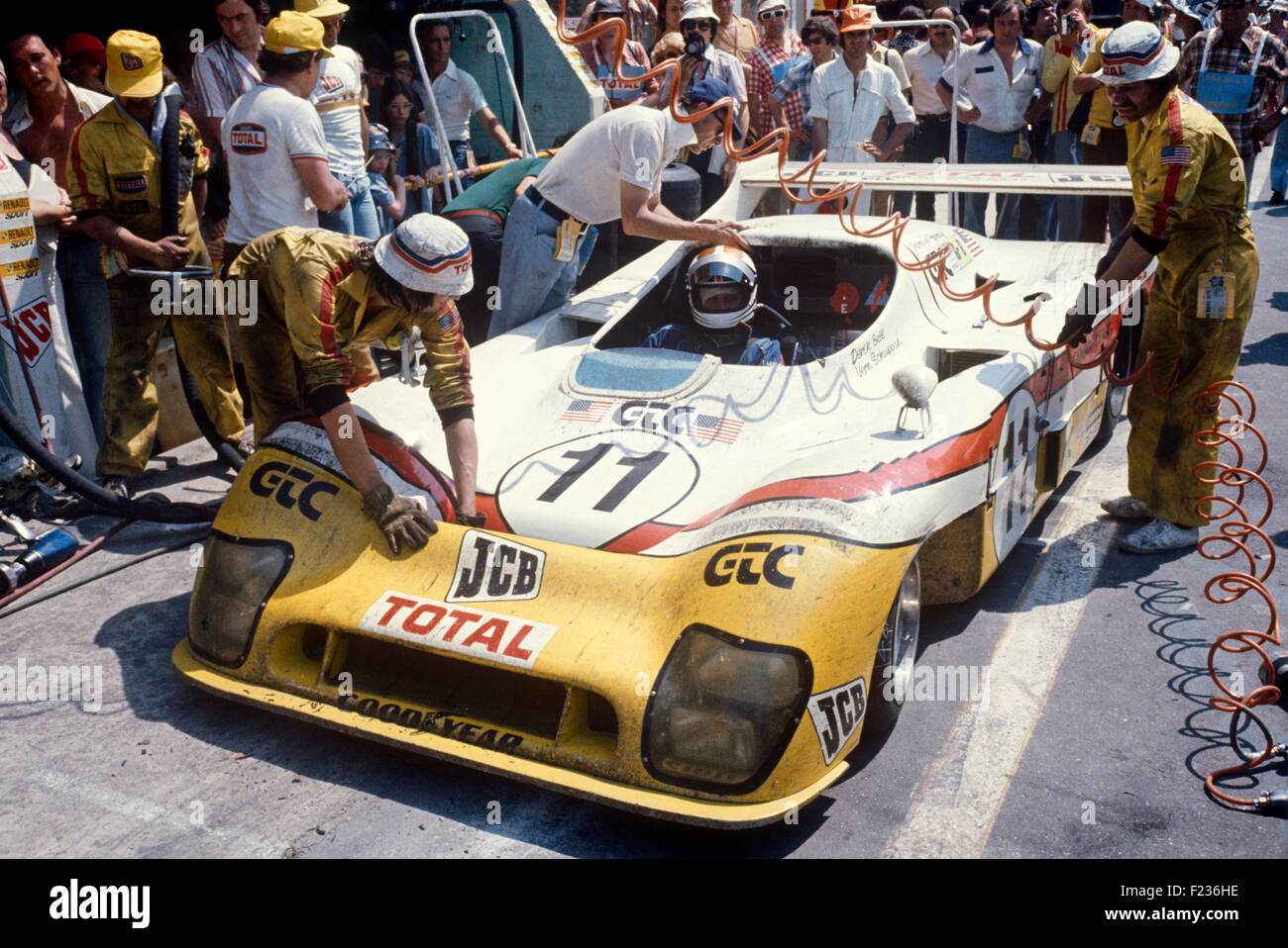 11 Derek Bell und Vern Schuppan Mirage in den Gruben in Le Mans 12. Juni 1976 Stockfoto