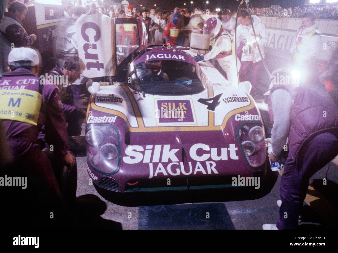 4 Davy Jones, Michel Ferte und Eliseo Salazar Jaguar XJR Nacht Pit Stop, Le Mans 16. Juni 1990 Stockfoto