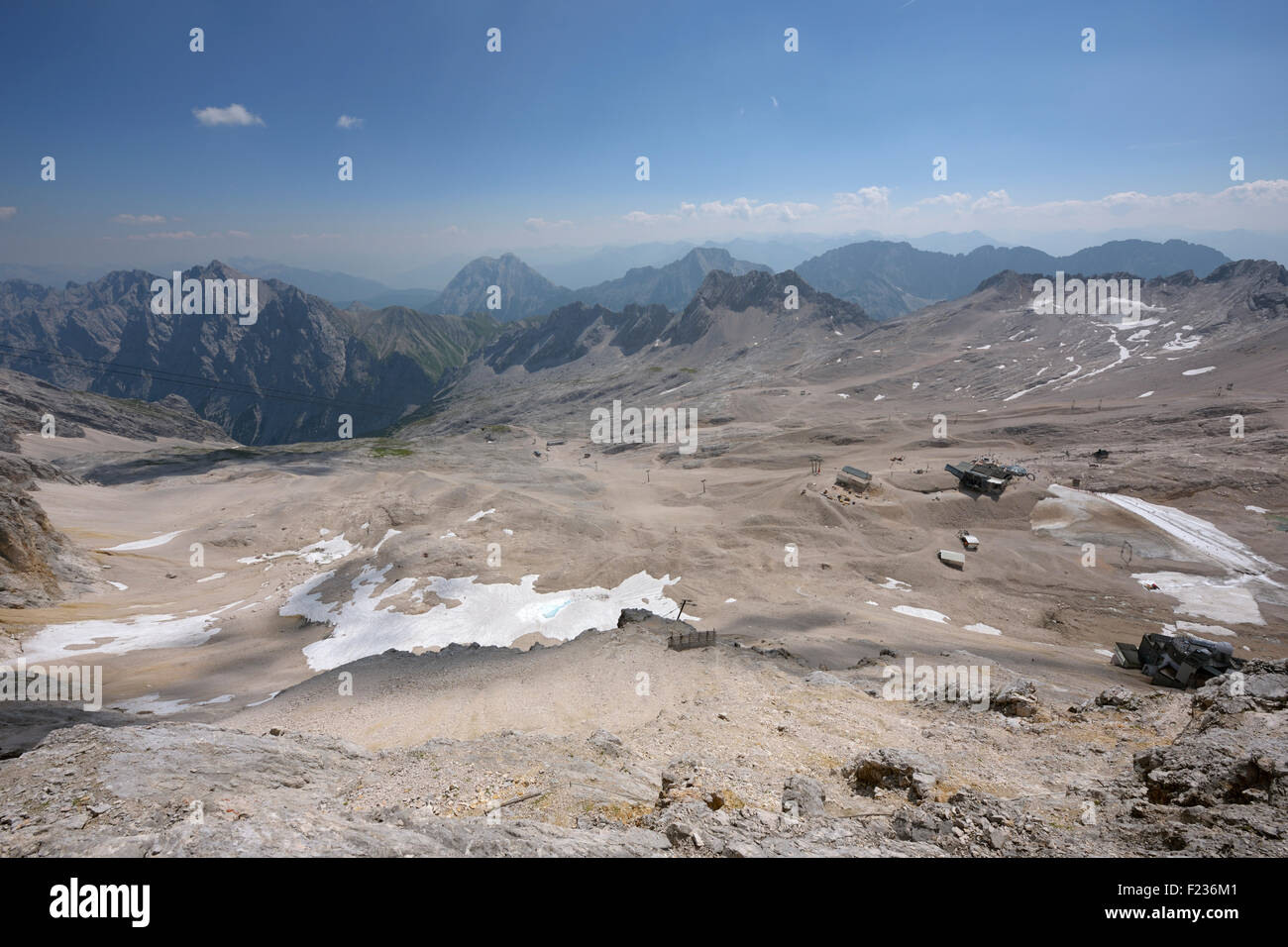 Blick auf die Zugspitz Platt mit dem Gletscher, Sonnalpin und Schneefernerhaus vom Grat nahe dem Gipfel der Zugspitze Stockfoto