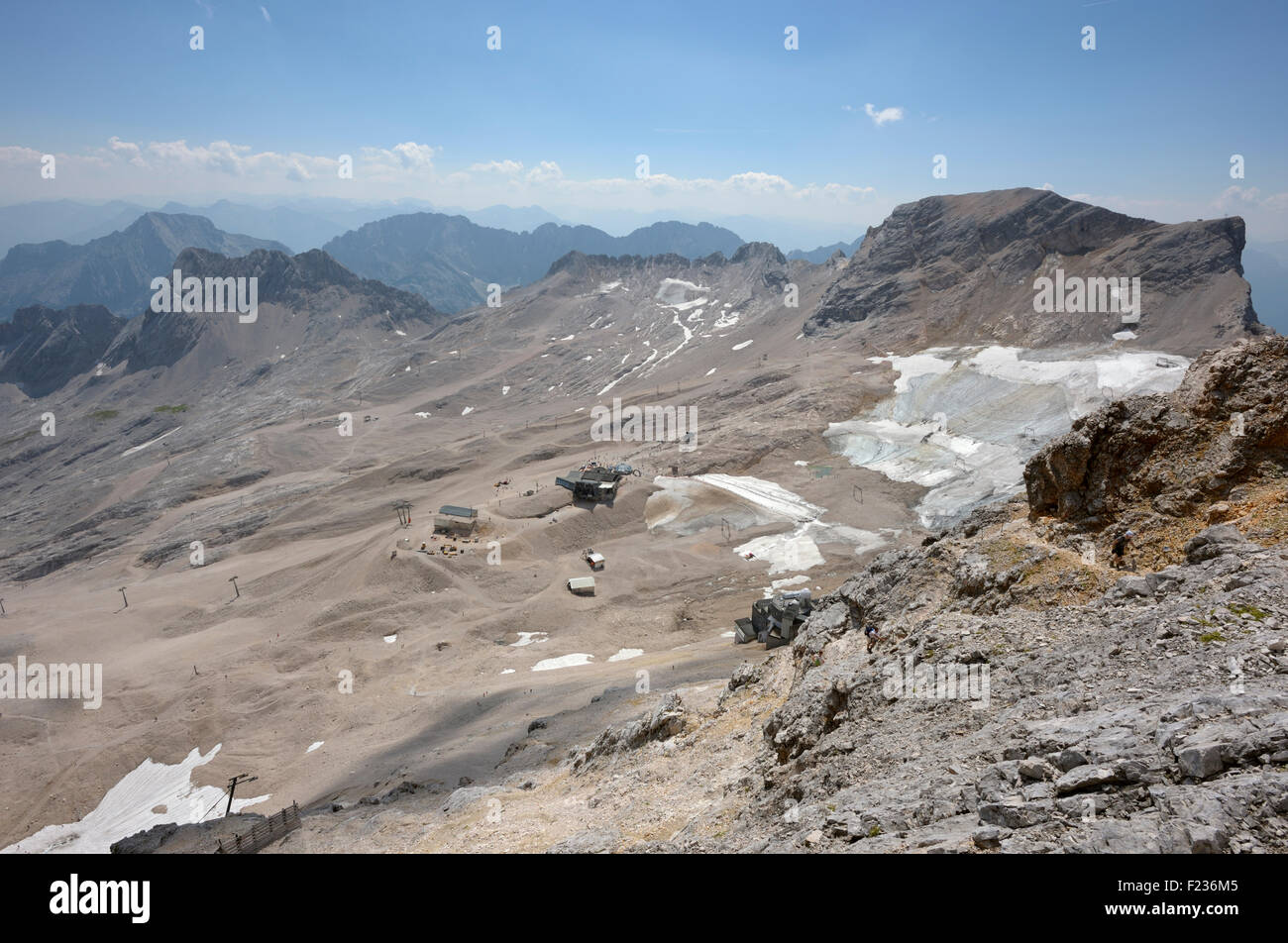 Blick auf die Zugspitz Platt bei Wanderern, die Gletscher Sonnalpin und Schneefernerhaus vom Grat in der Nähe des Gipfels der Zugspitze Stockfoto